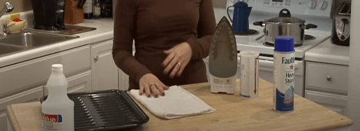 How to clean an iron with vinegar and baking soda